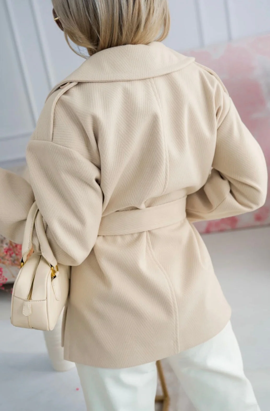 Płaszcz Chic Belt – Beżowy - Image 3