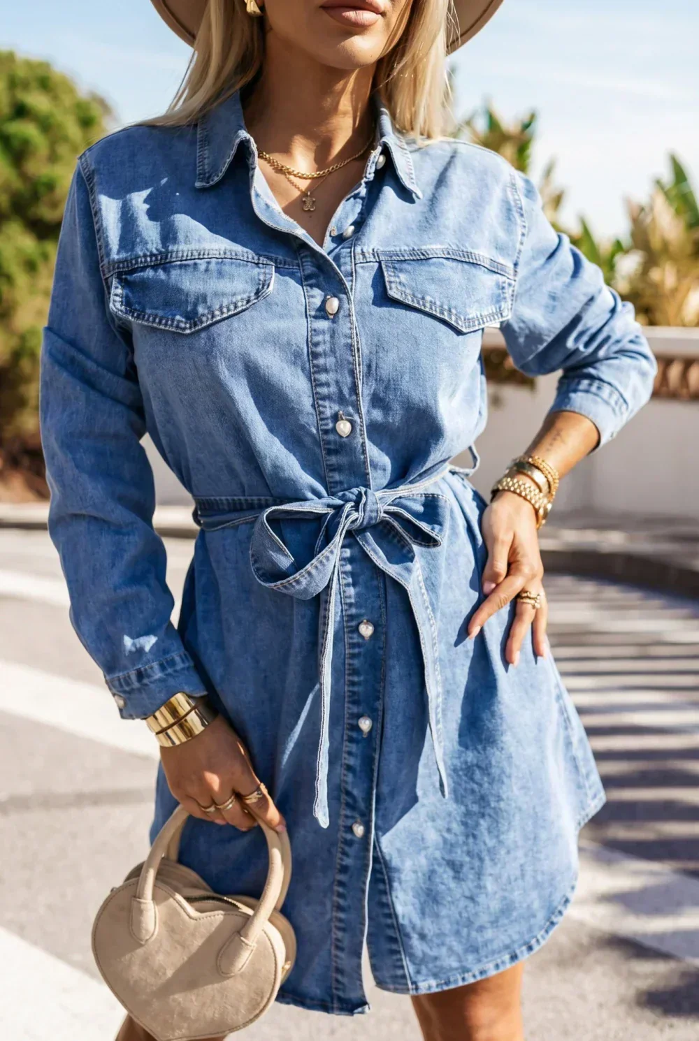 SUKIENKA JEANSOWA MINI Z KOŁNIERZYKIEM WIĄZANA W PASIE NIEBIESKI JEANS - Image 3